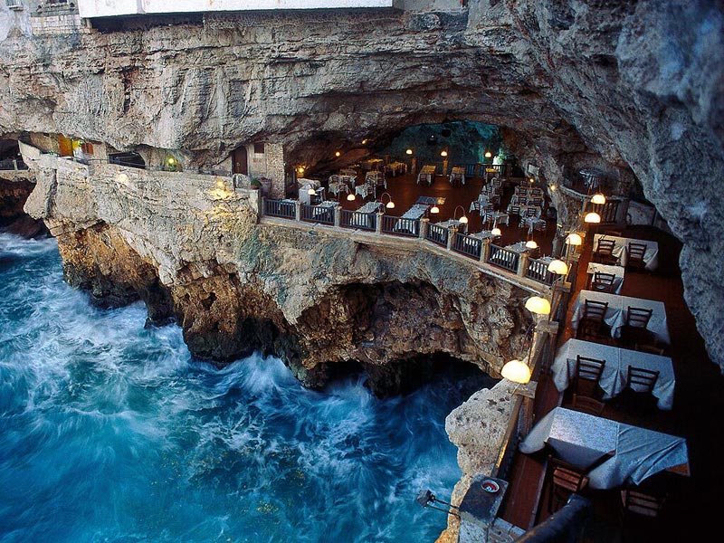 l ristorante è in grotta con immediato affaccio sul mare. Grotta Palazzese, Polignano a Mare – Puglia